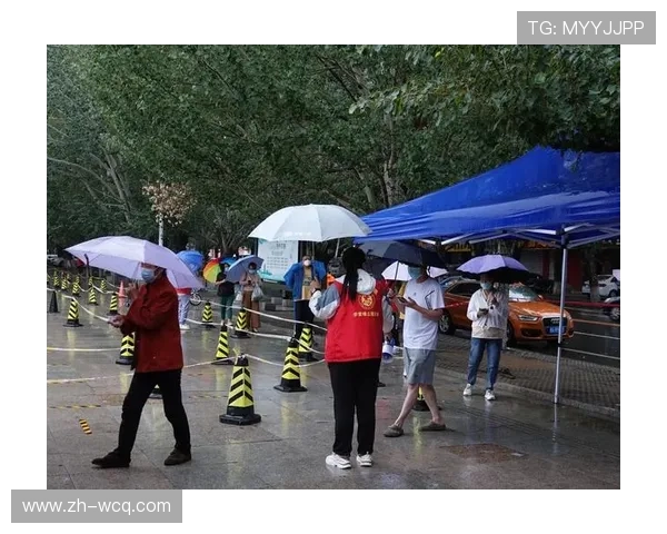志愿者雨中坚守岗位，保障赛事顺利进行